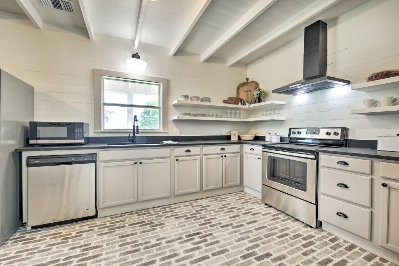 Peaceful Schulenburg Farmhouse With Fire Pit And Grill ภายนอก รูปภาพ