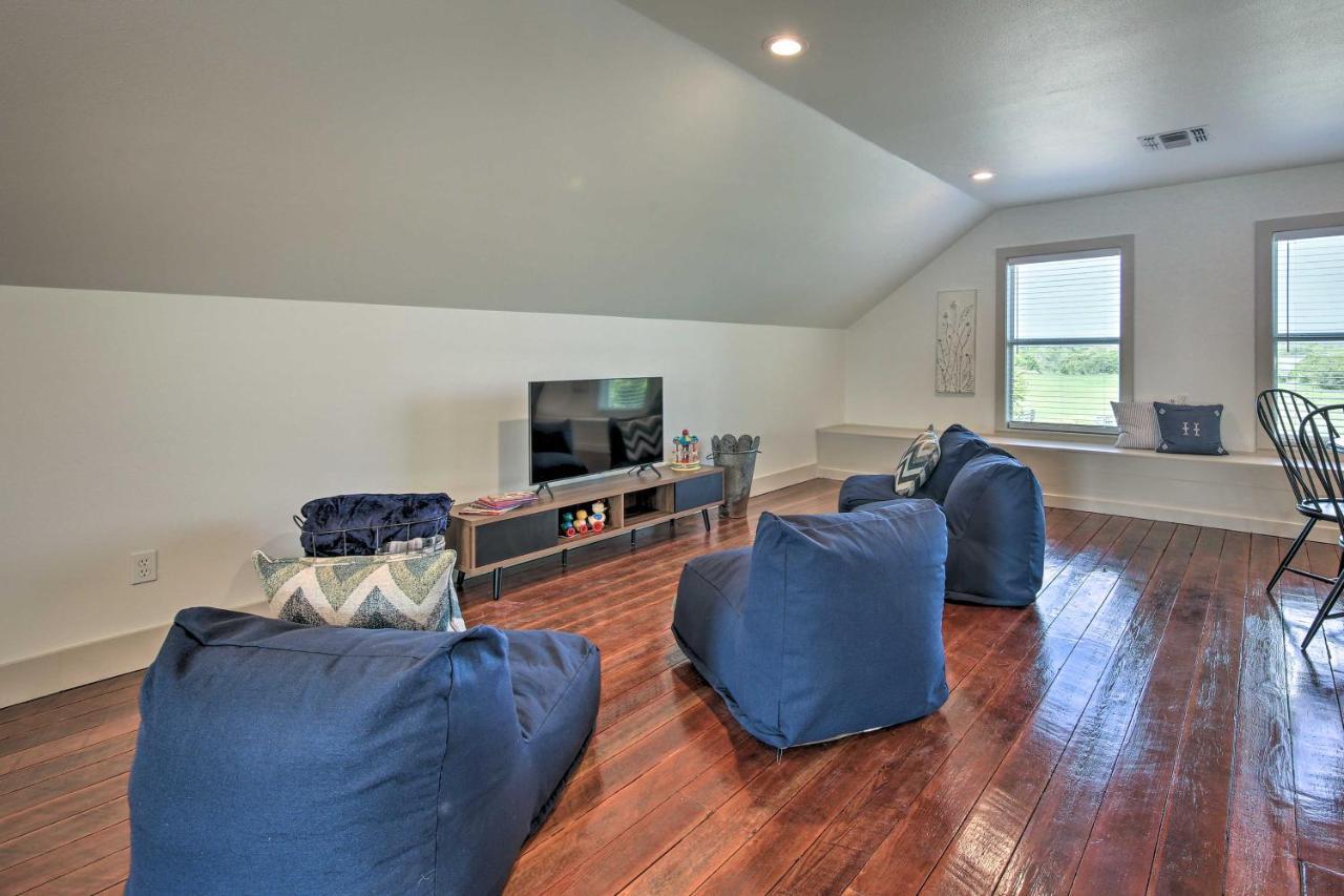 Peaceful Schulenburg Farmhouse With Fire Pit And Grill ภายนอก รูปภาพ