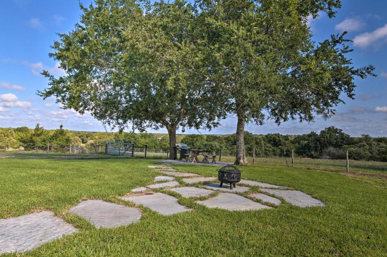 Peaceful Schulenburg Farmhouse With Fire Pit And Grill ภายนอก รูปภาพ
